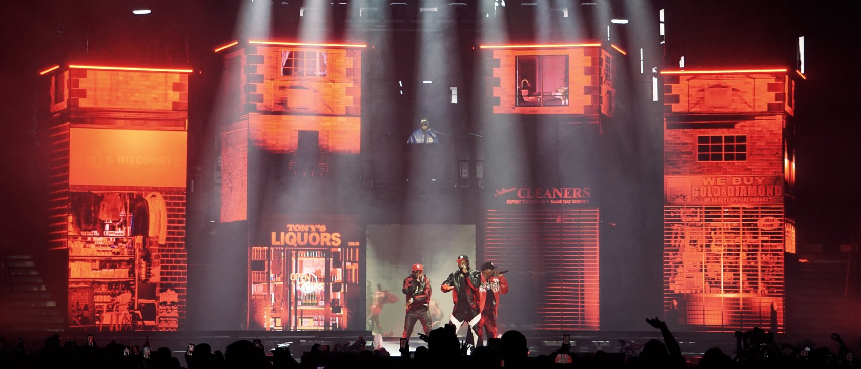 50 Cent Final Lap Tour: glowing New York storefronts on the screens as 50 Cent performs