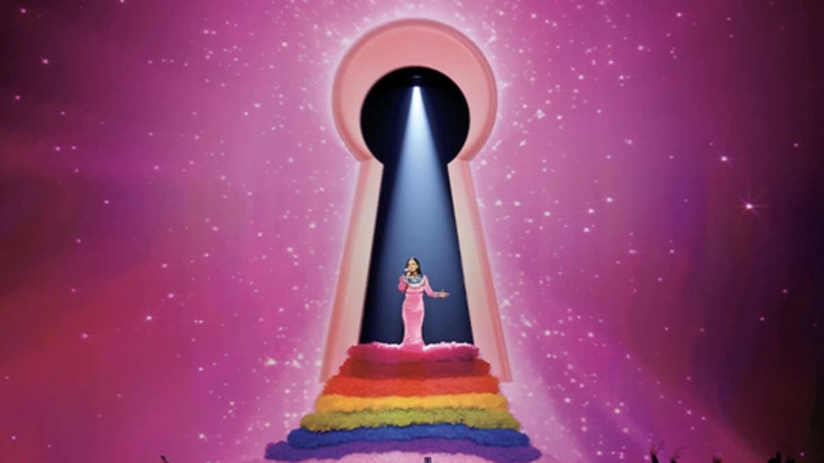 Katy Perry PLAY visual: Katy Perry singing inside a giant glowing keyhole above a rainbow staircase